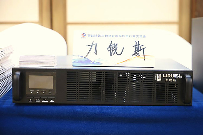 机架式 UPS 面板与接线端子