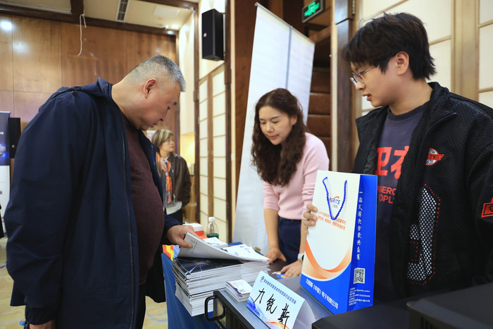 观众翻阅产品资料，对照项目条件选型